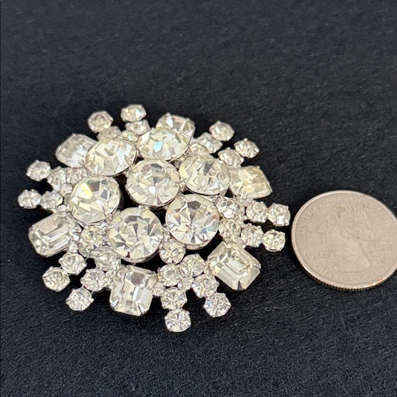 Vintage clear emerald cut & round Silver tone Cluster rhinestone Brooch pin - Picture 9 of 15